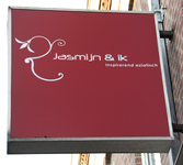 820873 Afbeelding van het uithangbord aan de gevel van Oriëntaals Restaurant Jasmijn & Ik (Kanaalstraat 219) te Utrecht.